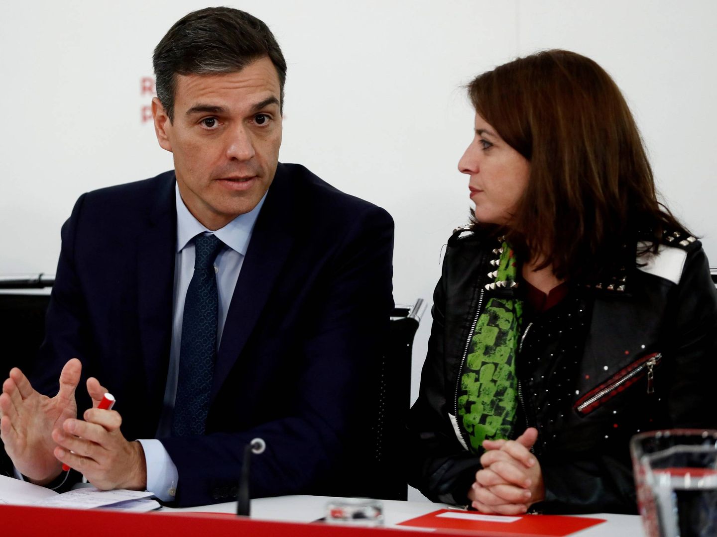 El presidente del Gobierno, Pedro Sánchez, junto a la portavoz del Grupo Socialista en el Congreso, Adriana Lastra, el pasado 5 de noviembre en la reunión de la ejecutiva del PSOE, en Ferraz. (EFE)