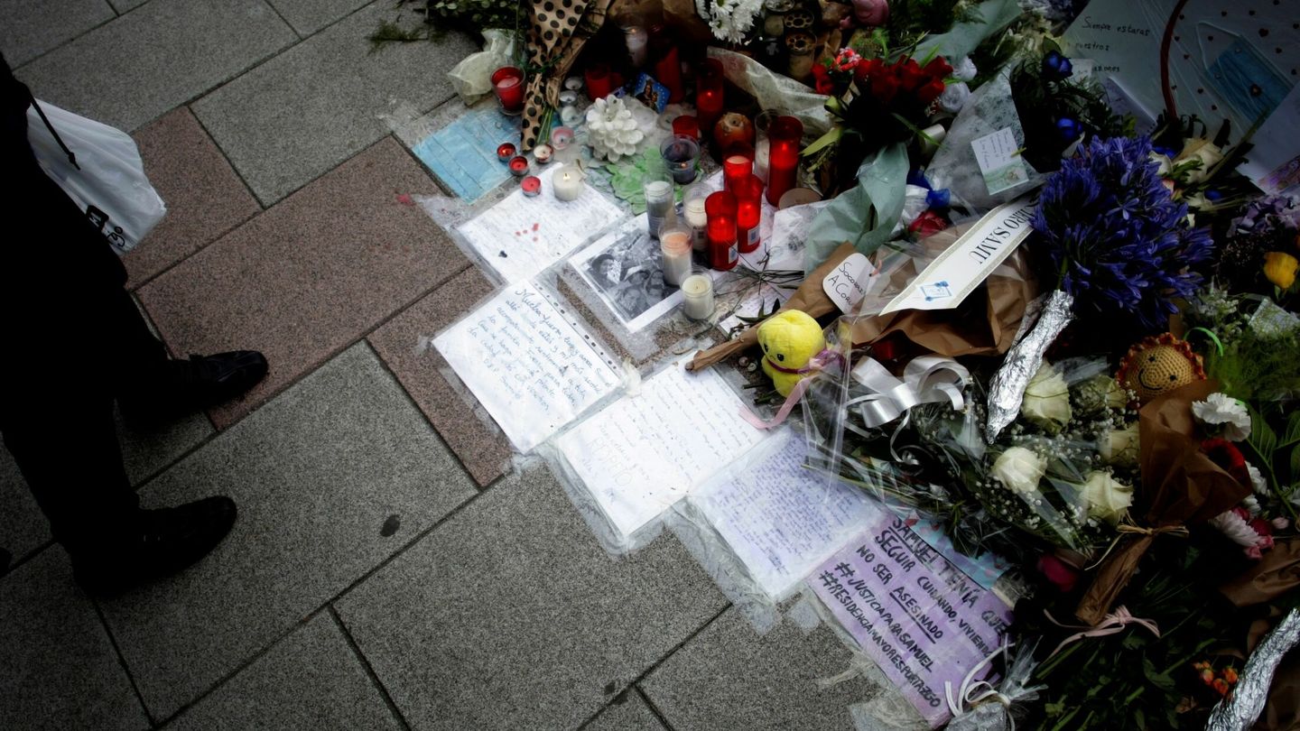 Vista de las flores y los mensajes dejados en el lugar en el que fue asesinado Samuel Luiz. (EFE)