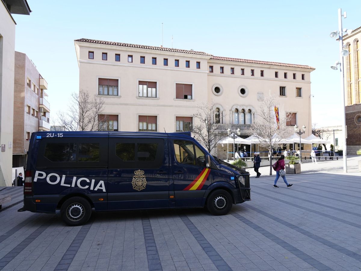 Foto: La Policía Nacional está registrando el Ayuntamiento de Cornellà de Llobregat (Barcelona) y el Consell Comarcal de L'Esport del Baix Llobregat. (EFE/Enric Fontcuberta)