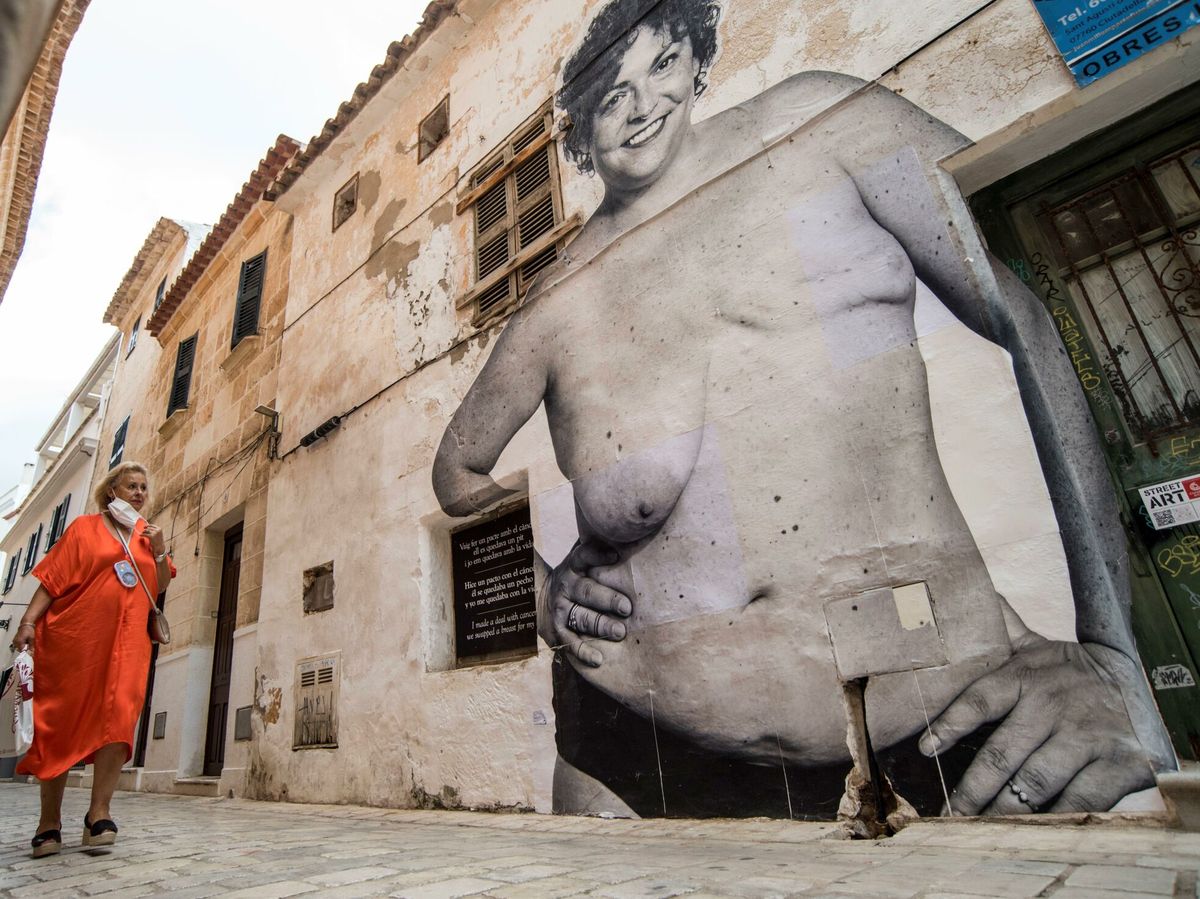 Foto: Mural dedicado al cáncer de mama en Ciutadella. (EFE)