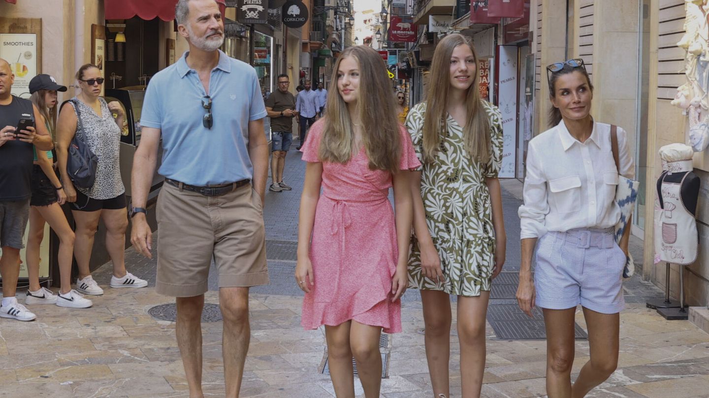 Los Reyes y sus hijas, dando un paseo por Palma el año pasado. (EFE/Ballesteros)