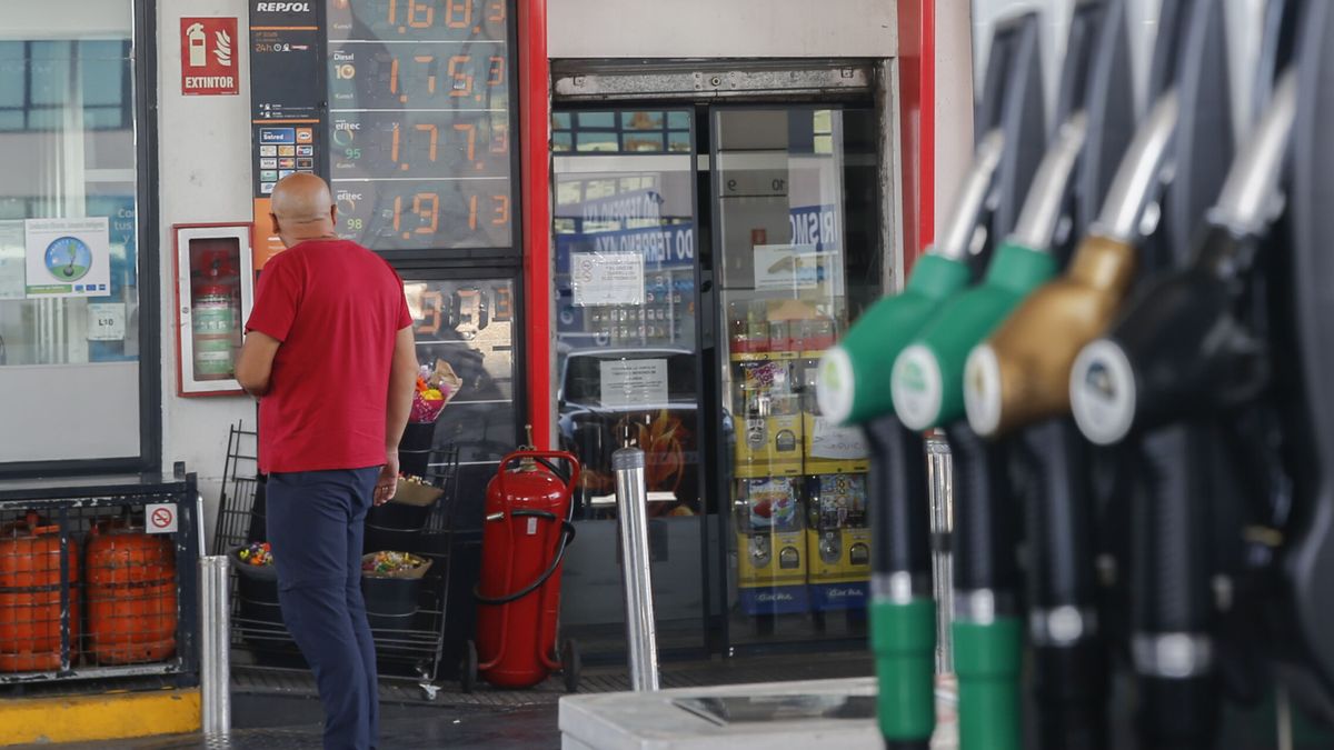 Los carburantes se encarecen un 10,3% este verano y acumulan seis semanas de subidas