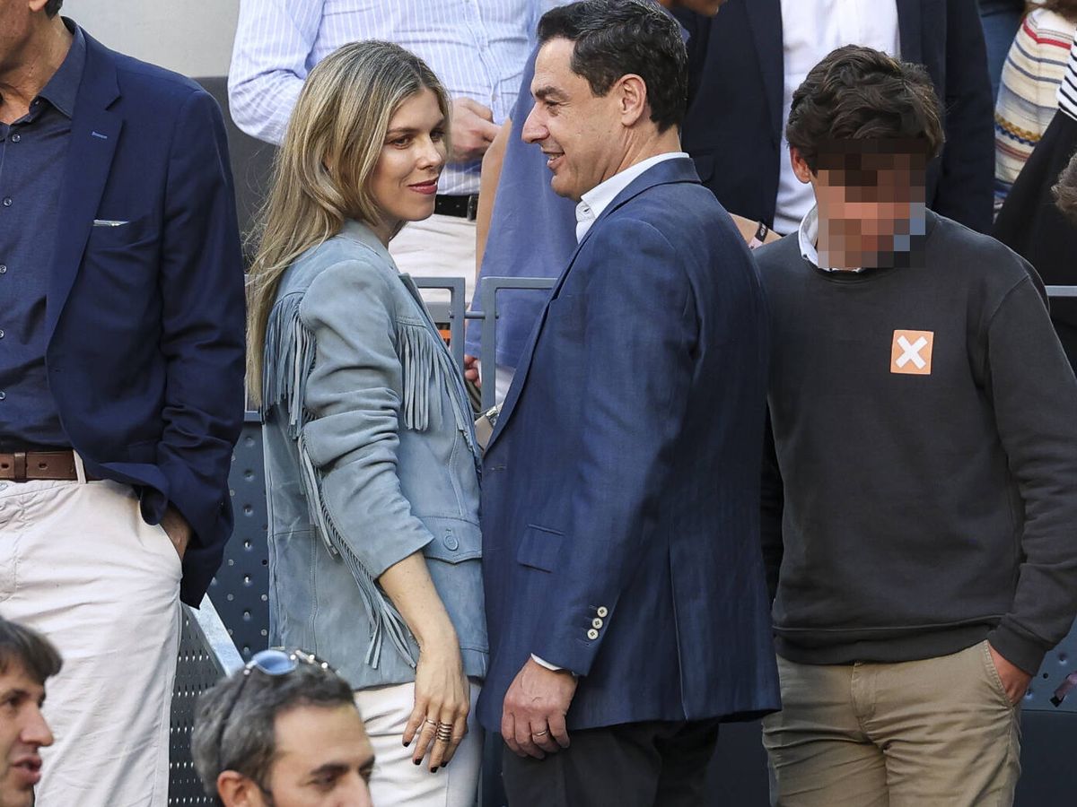 Foto: Manuela Villena y Juan Manuel Moreno, de la mano durante el partido. (Gtres)