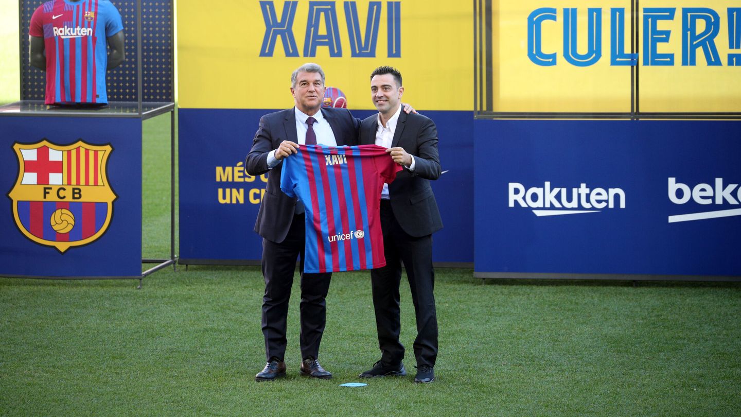 Xavi y Laporta, durante la presentación. (Reuters/Albert Gea)