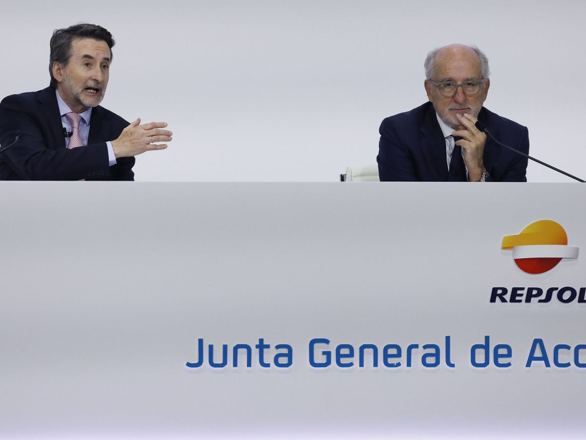 Foto: El presidente de Repsol, Antonio Brufau, y el CEO, Josu Jon imaz. (EFE/Javier Lizon) 