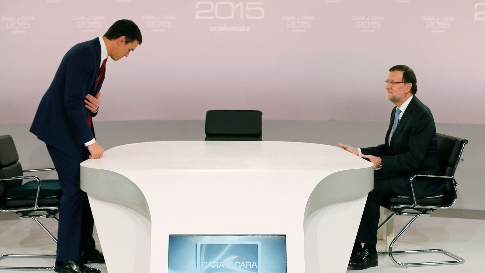 Foto: Pedro Sánchez se sienta en la mesa de debate frente a Mariano Rajyo de este lunes. (Efe) 