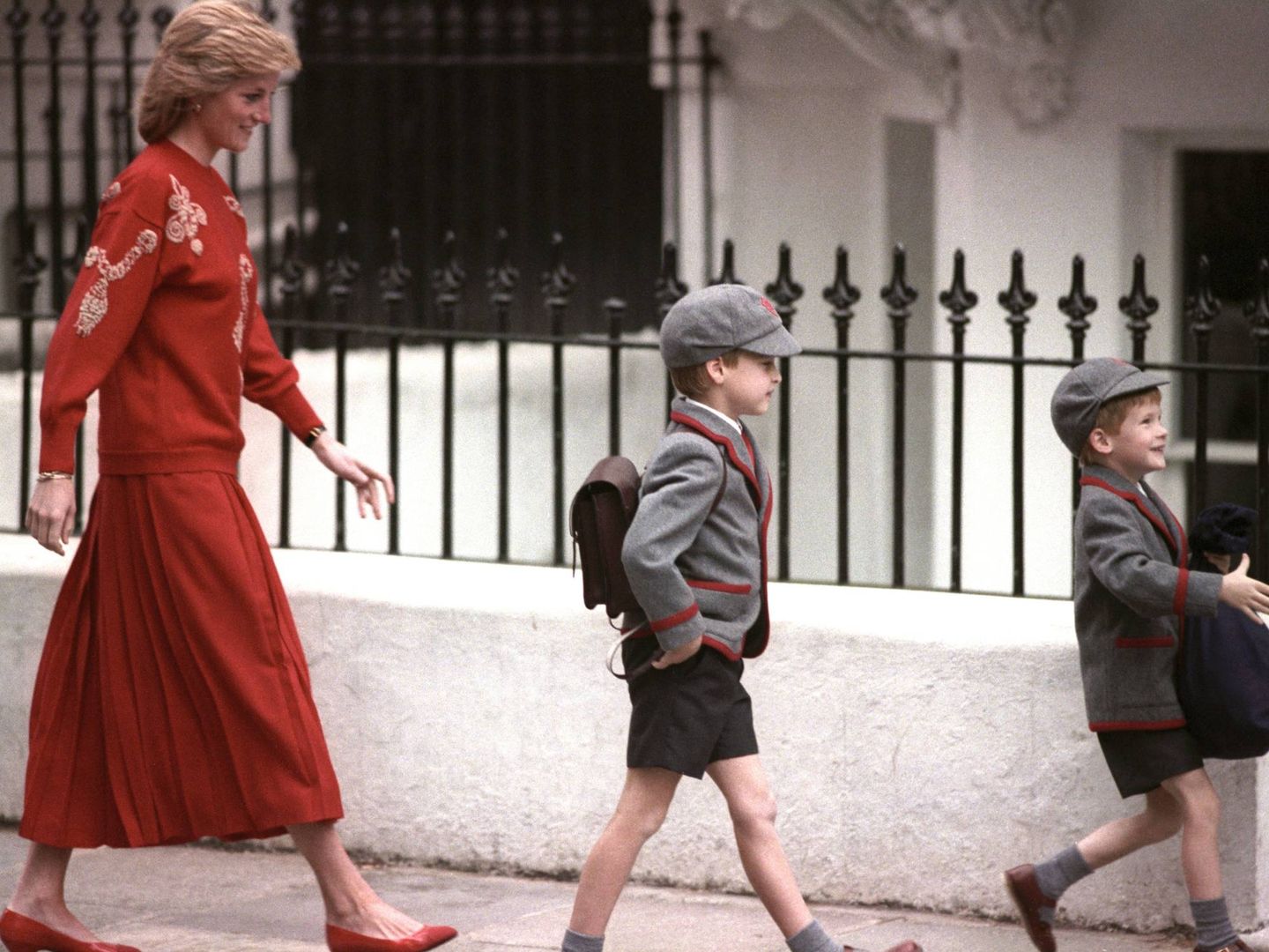 Primer día de colegio para Guillermo y Harry junto a su madre. (Cordon Press)