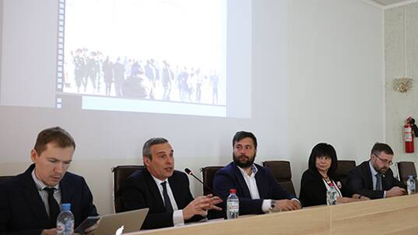 De izquierda a derecha, Edvuard Chesnokov, Josep Lluís Alay y Alexander Dmitrenko, en un evento de la Universidad Estatal Académica de Humanidades de Rusia. (Universidad)
