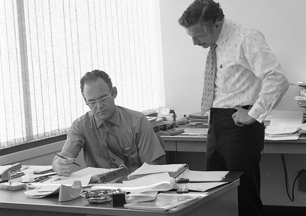 Foto: Gordon Moore y Robert Noyce, cofundadores de Intel, en la sede de la compañía (1970)