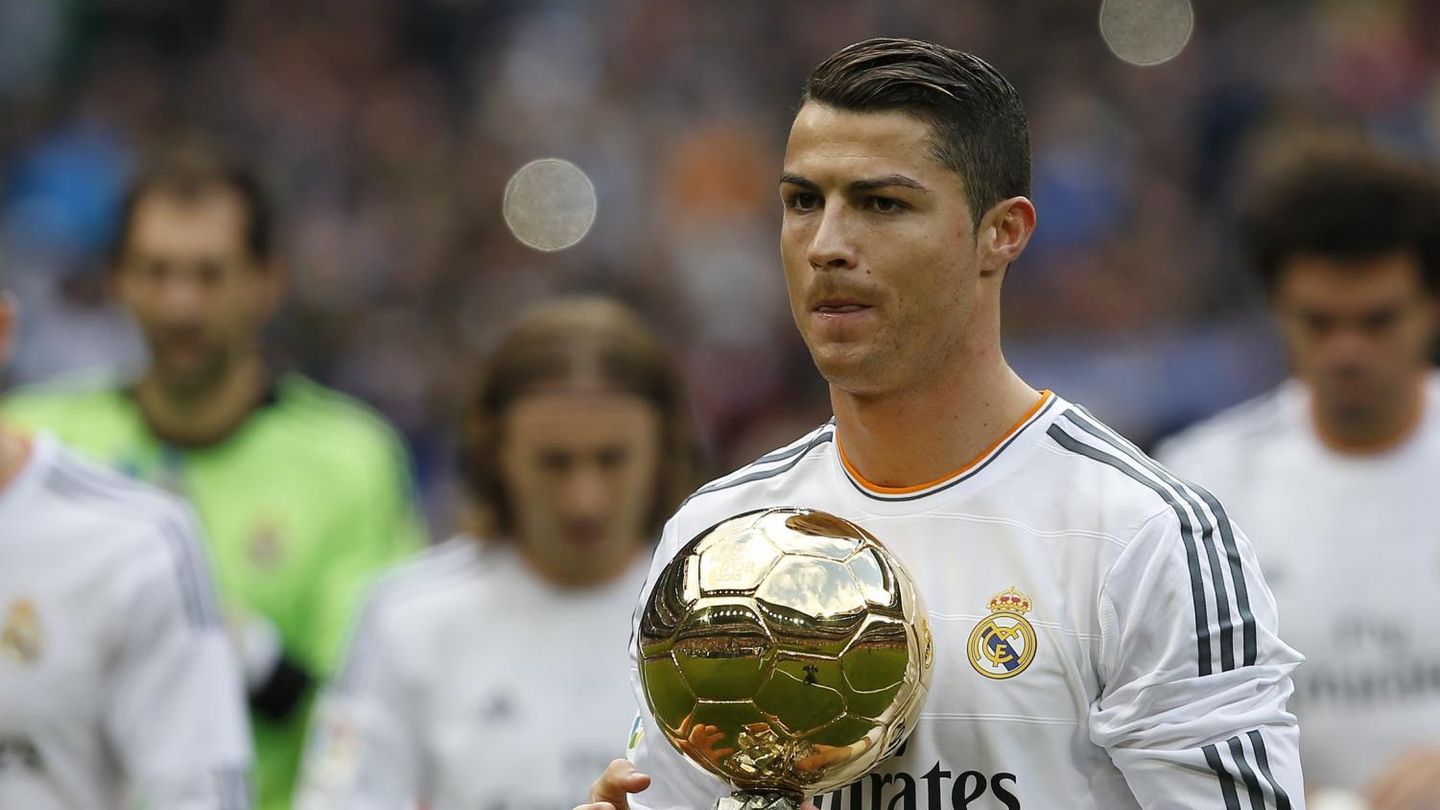 Cristiano Ronaldo, con el Balón de Oro en el Bernabéu.