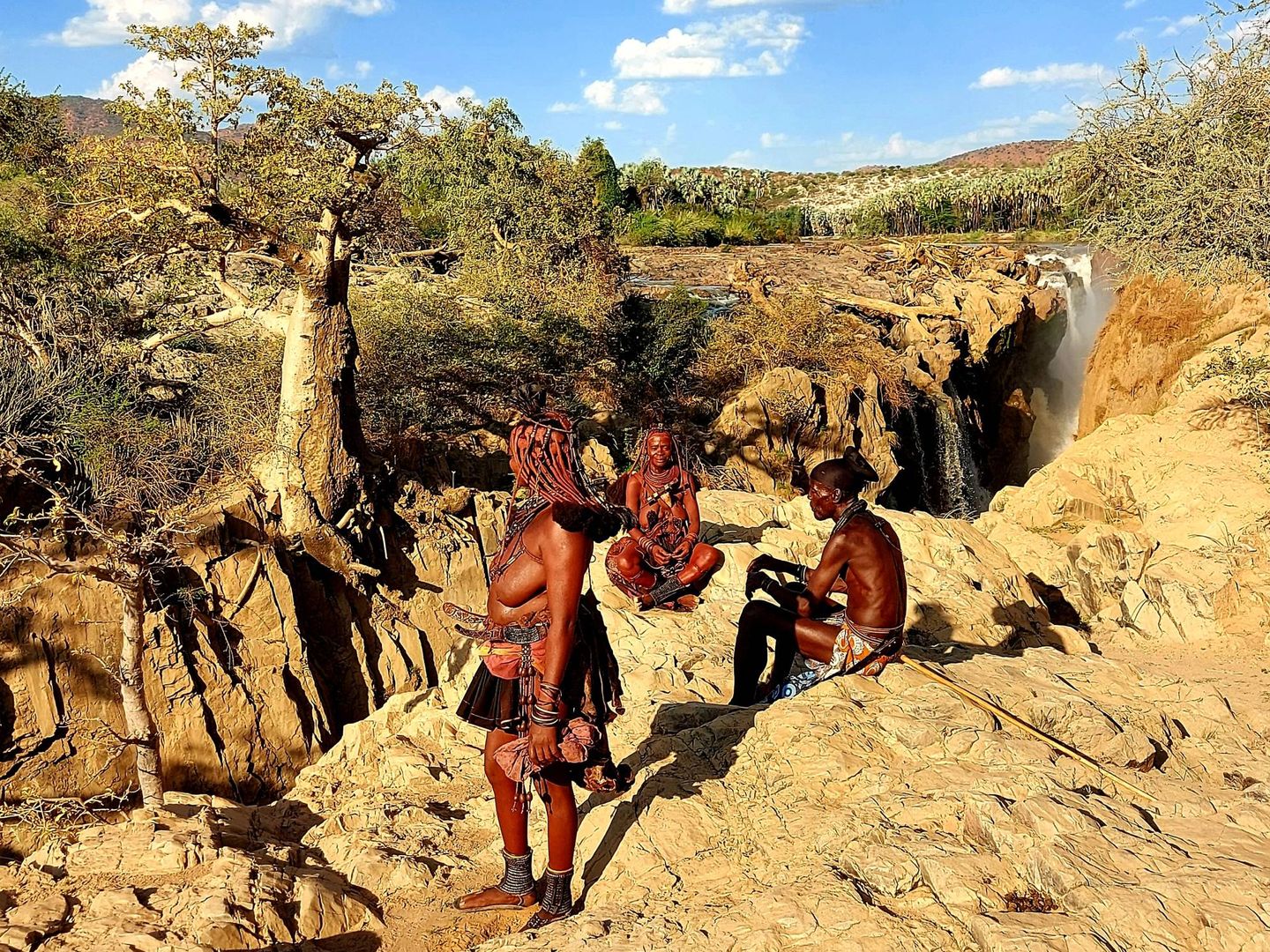 Himbas en las cataratas de Epupa. (J. Brandoli)