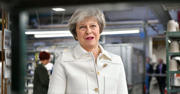 Foto: Theresa May durante una visita a una fábrica en Stoke-on-Trent, Reino Unido. (Reuters) 