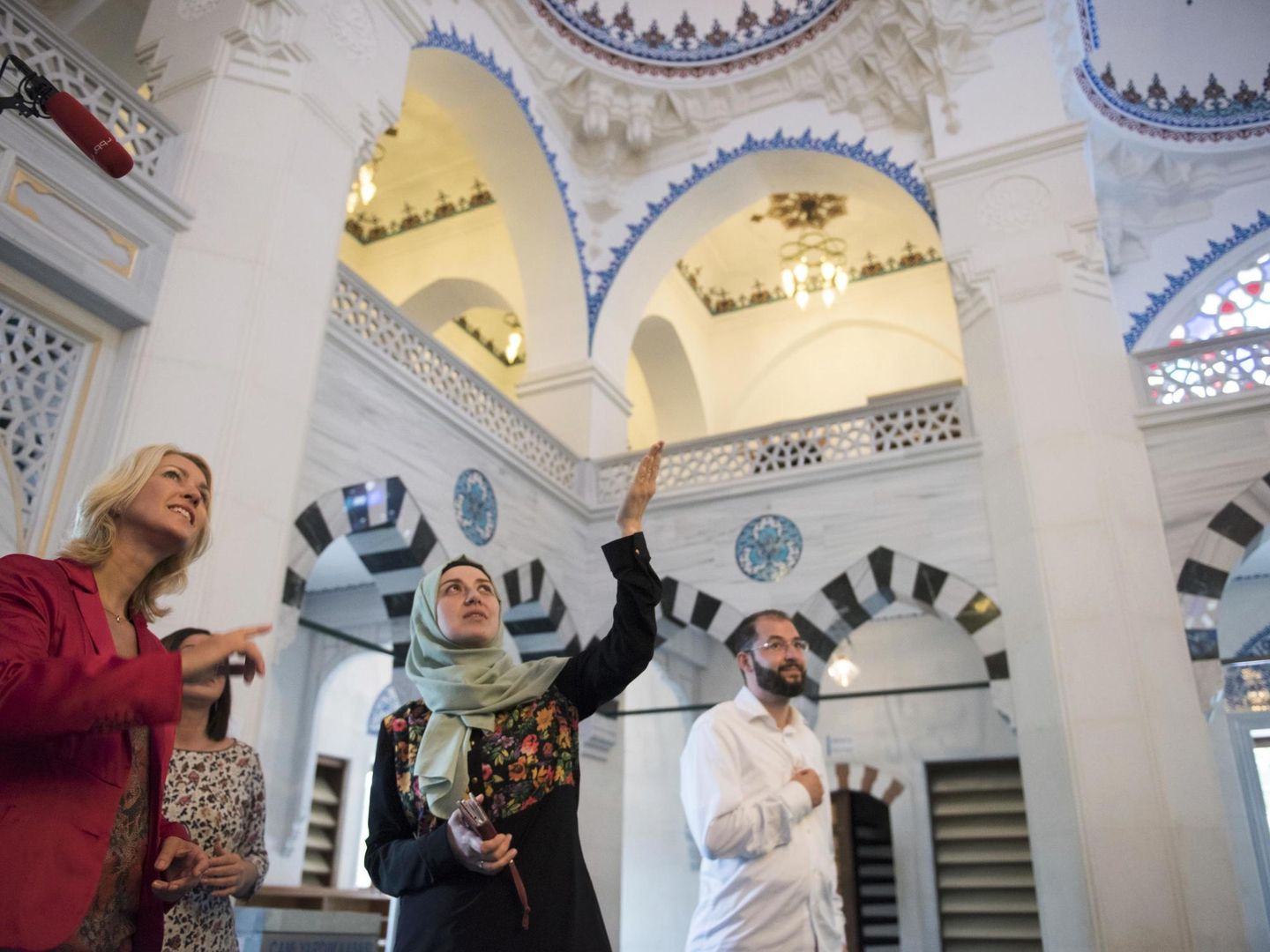 La ministra de Familia Manuela Schwesig habla con Yasemin Bagci, gestora de la mezquita Sehitlik de Berlín, en agosto de 2015 (Reuters)