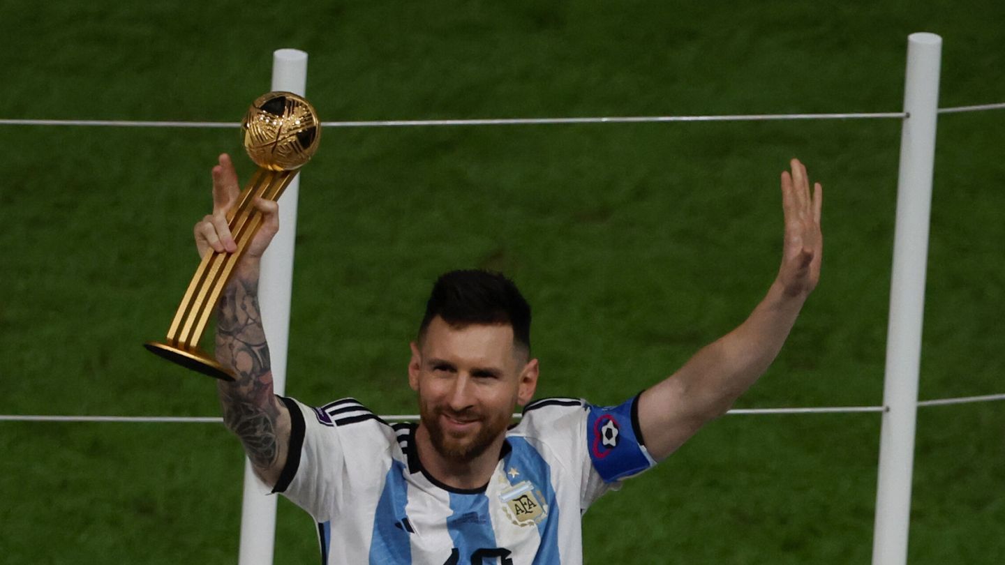 Messi recoge el trofeo como MVP del Mundial. (EFE/Yoan Valat)