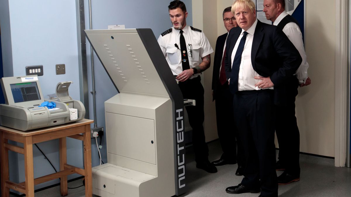 Londres prueba escáneres corporales en el metro para detectar armas y explosivos
