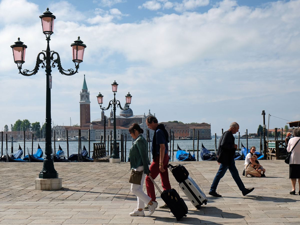Foto: Unos turistas pasean por Venecia durante la crisis del coronavirus. (Reuters)