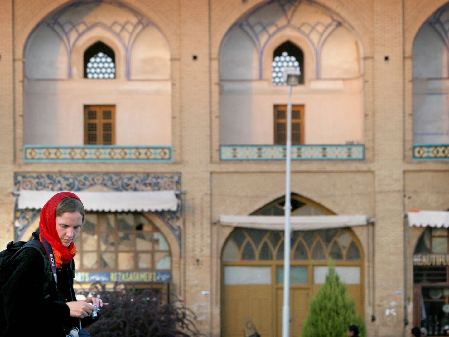 Una turista en la histórica Plaza Naghshe Jahan, en el centro de Isfahán. (Reuters)