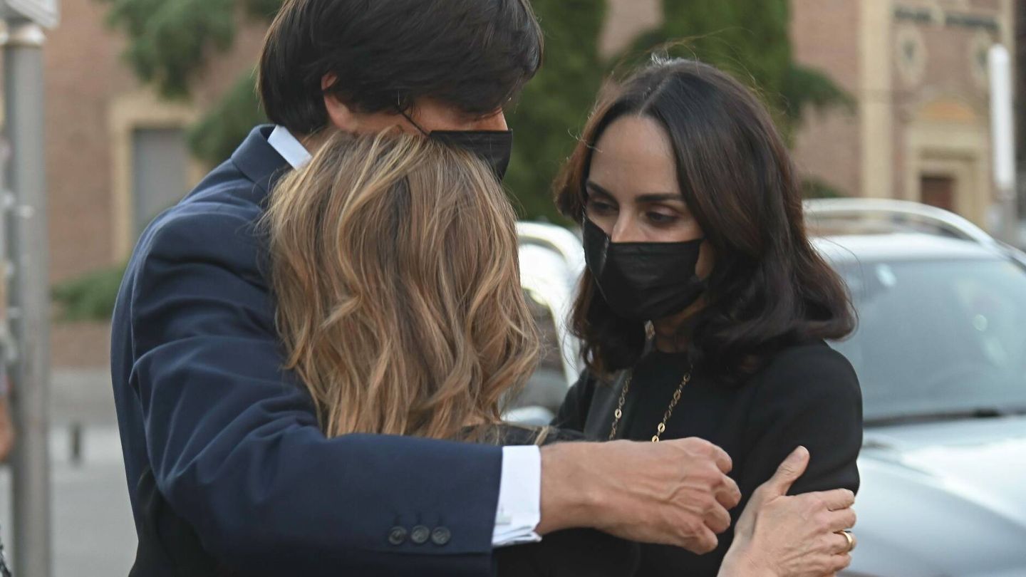 Carlos Falcó abraza a su hermana Xandra y su mujer, Amparo Corsini. (CP)