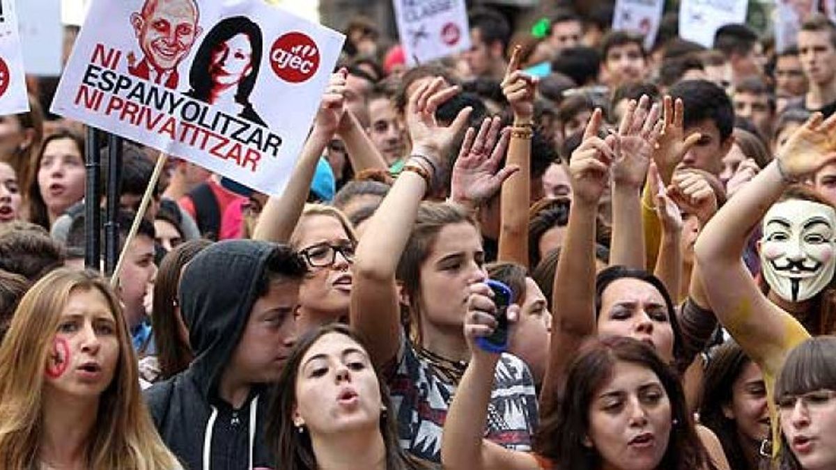 Estudiantes se manifiestan en el segundo día de huelga y piden la dimisión de Wert