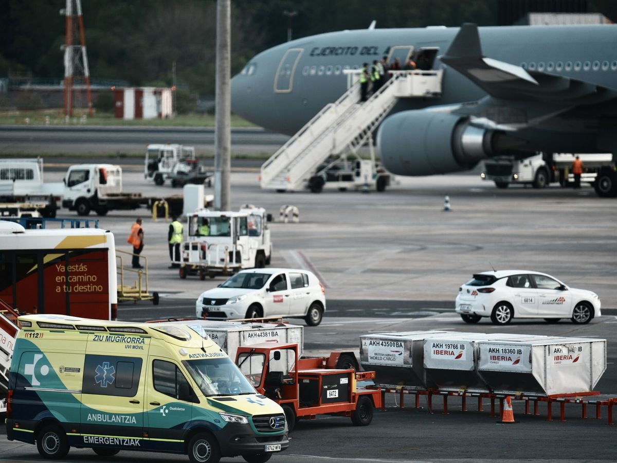 Foto: Una ambulancia en la pista de aterrizaje del aeropuerto de Loiu en imagen de archivo. (Europa Press)