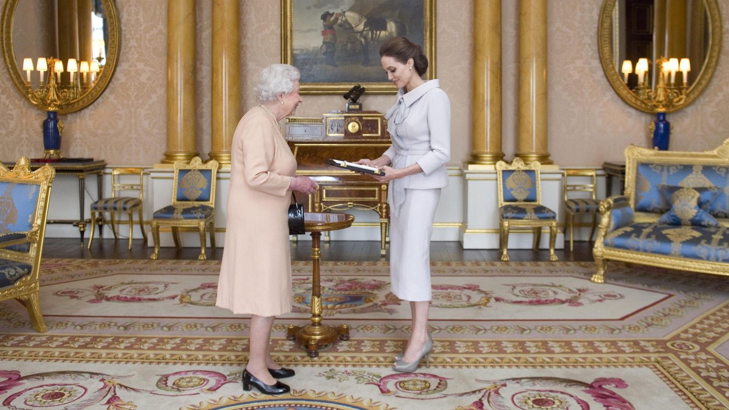 Isabel II y Angelina Jolie, en Buckingham. (EFE)