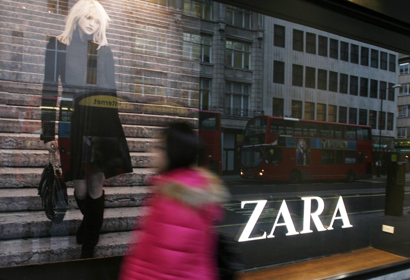 Una mujer pasa delante de un escaparate de Zara en Oxford Street, Londres. (Reuters)