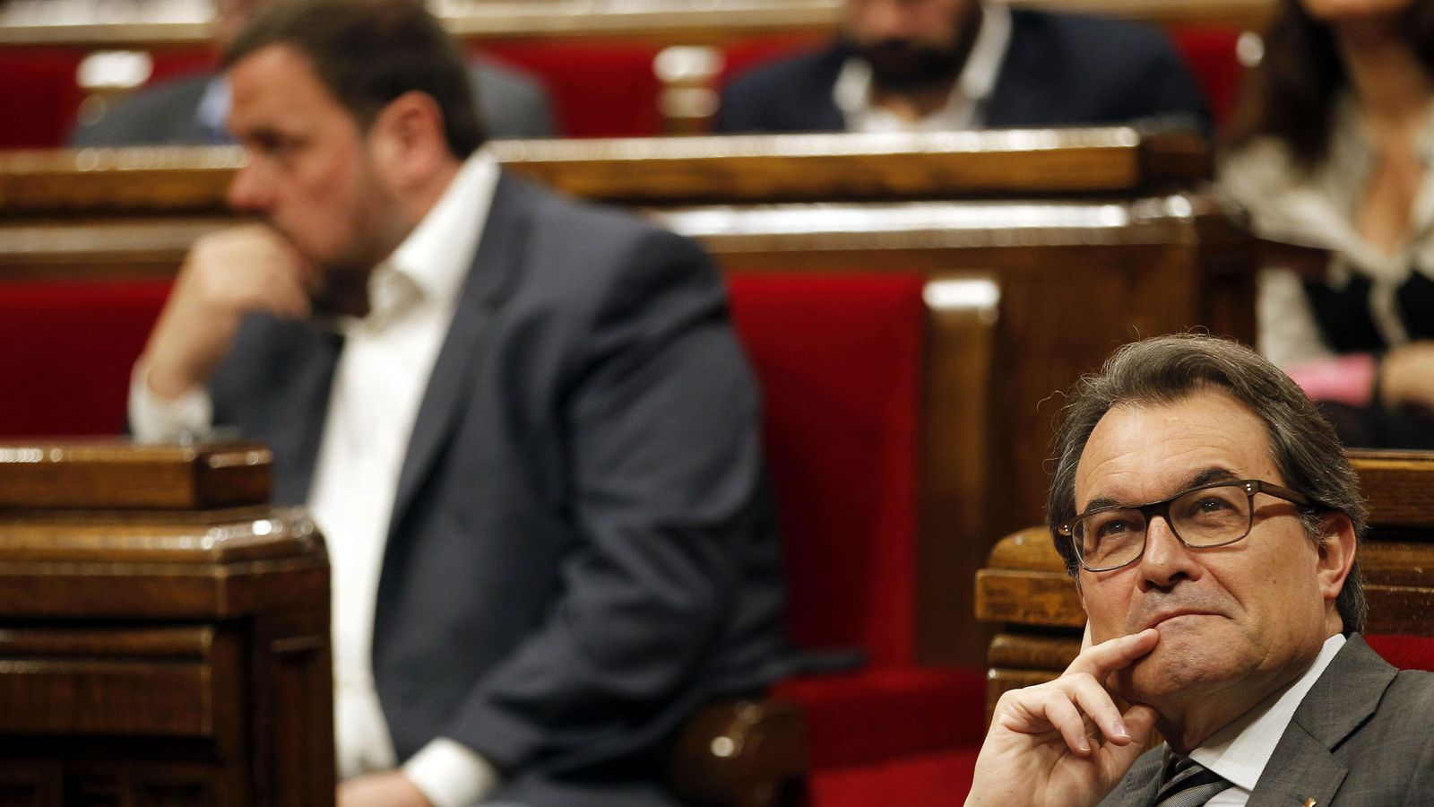 Foto: El presidente del Govern, Artur Mas, y el presidente de ERC, Oriol Junqueras en un pleno del Parlament. (EFE)