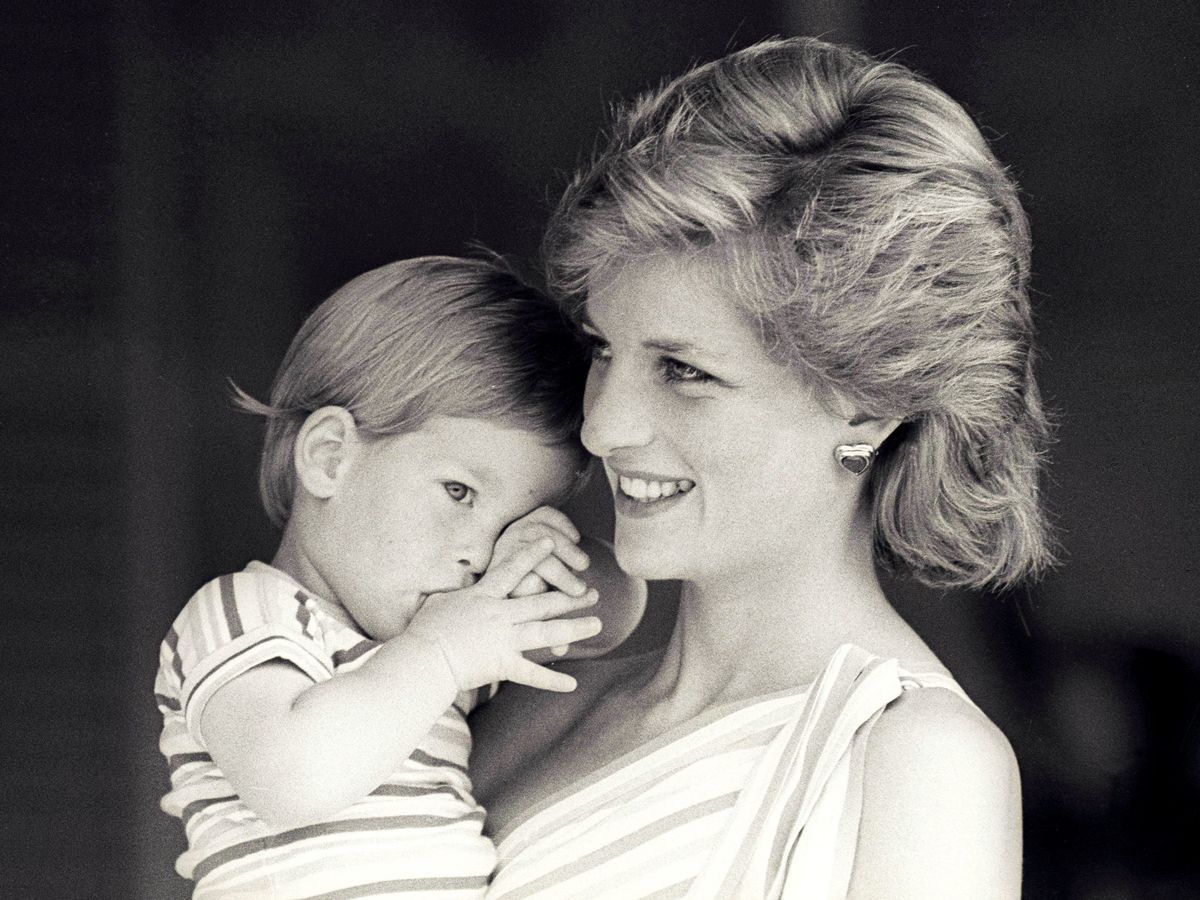 Foto: Diana de Gales, con Harry en el palacio de Marivent en 1988. (Reuters)