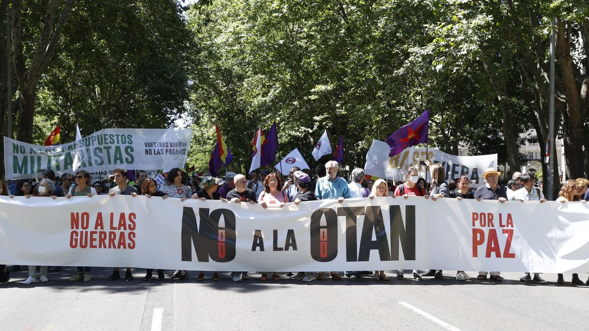 Pinchazo anti OTAN: 2.000 personas protestan por el "imperialismo" de Sánchez y los migrantes muertos