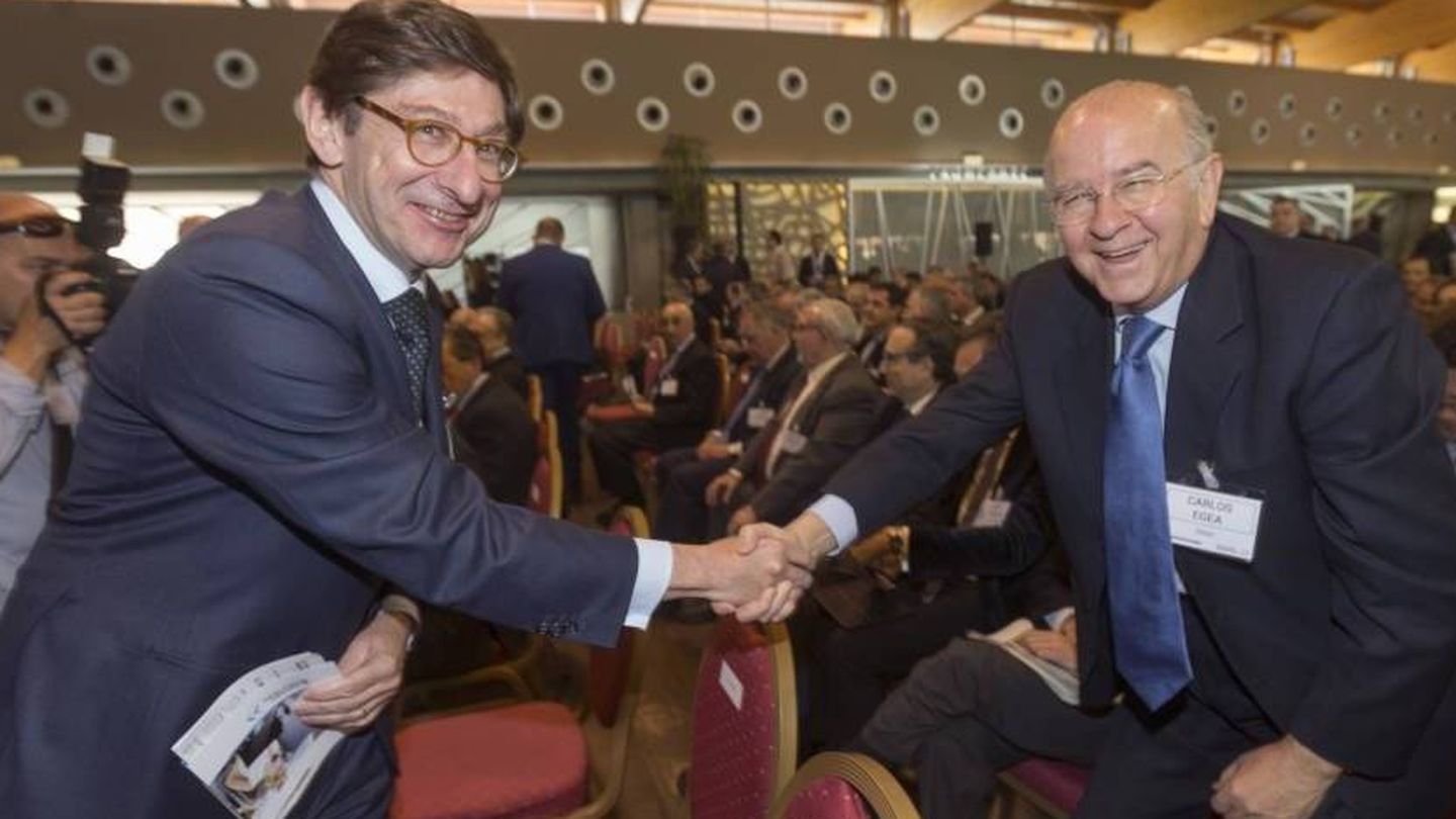El presidente de Bankia, José Ignacio Goirigolzarri (i), saluda a Carlos Egea (d). (EFE)