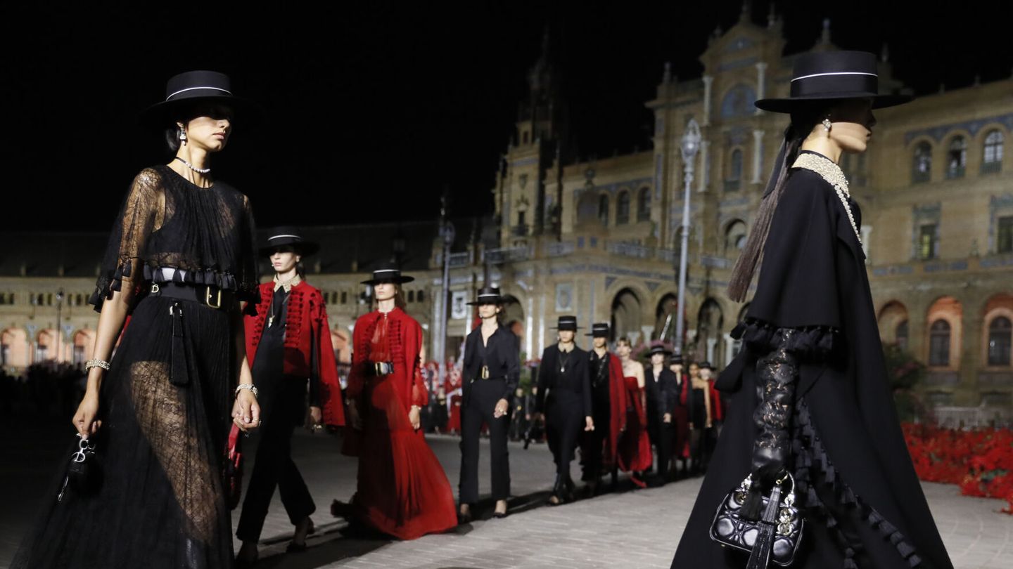 Detalle de las coletas del desfile Crucero de Dior, inspirado en Sevilla. (EFE/José Manuel Vidal)