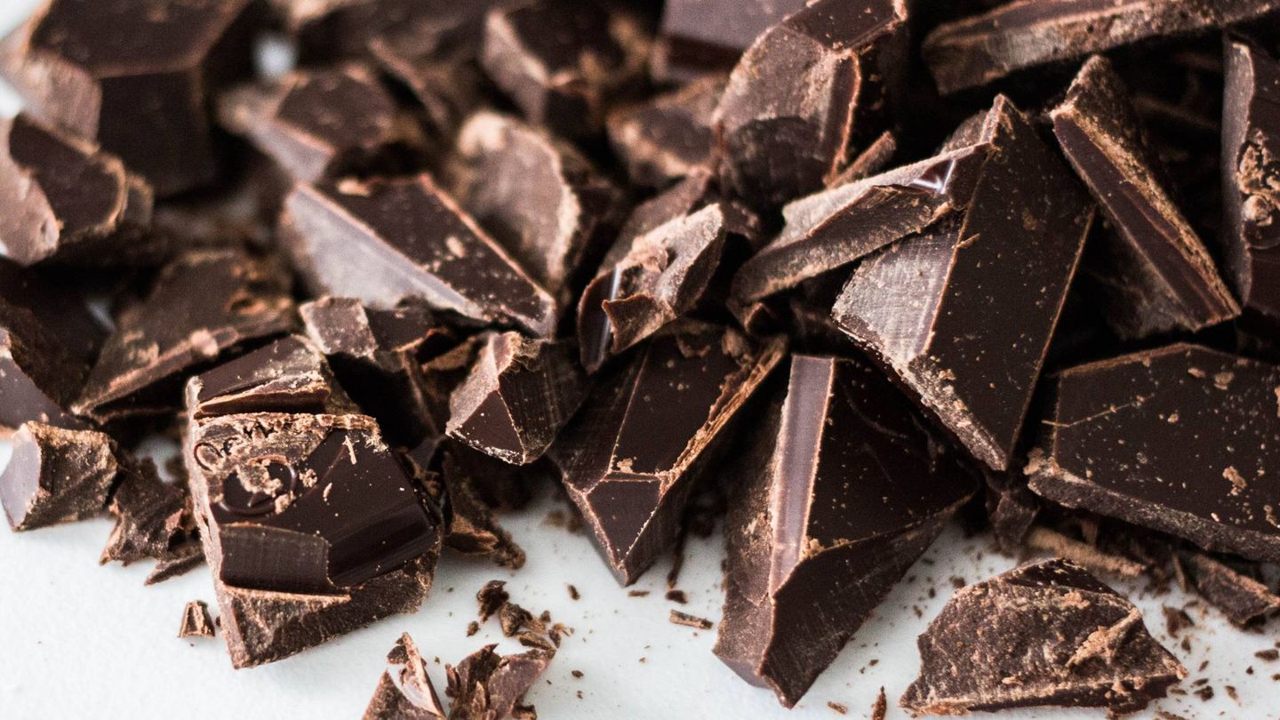 Puedes tomar chocolate en tu dieta, pero solo una onza al día. (Charisse Kenion para Unsplash)