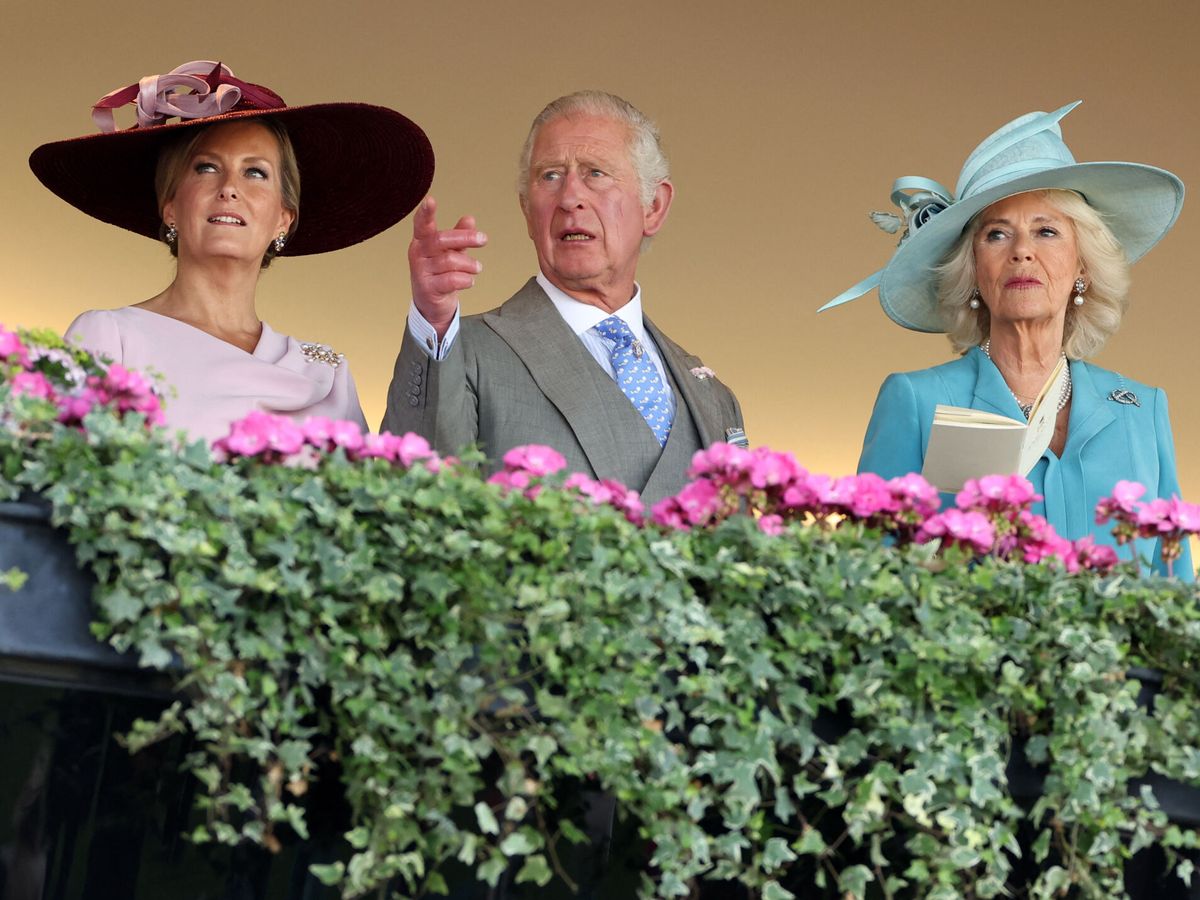Foto: Sophie de Wessex, el príncipe Carlos y Camila de Cornualles, en Ascot. (Reuters/Noble)