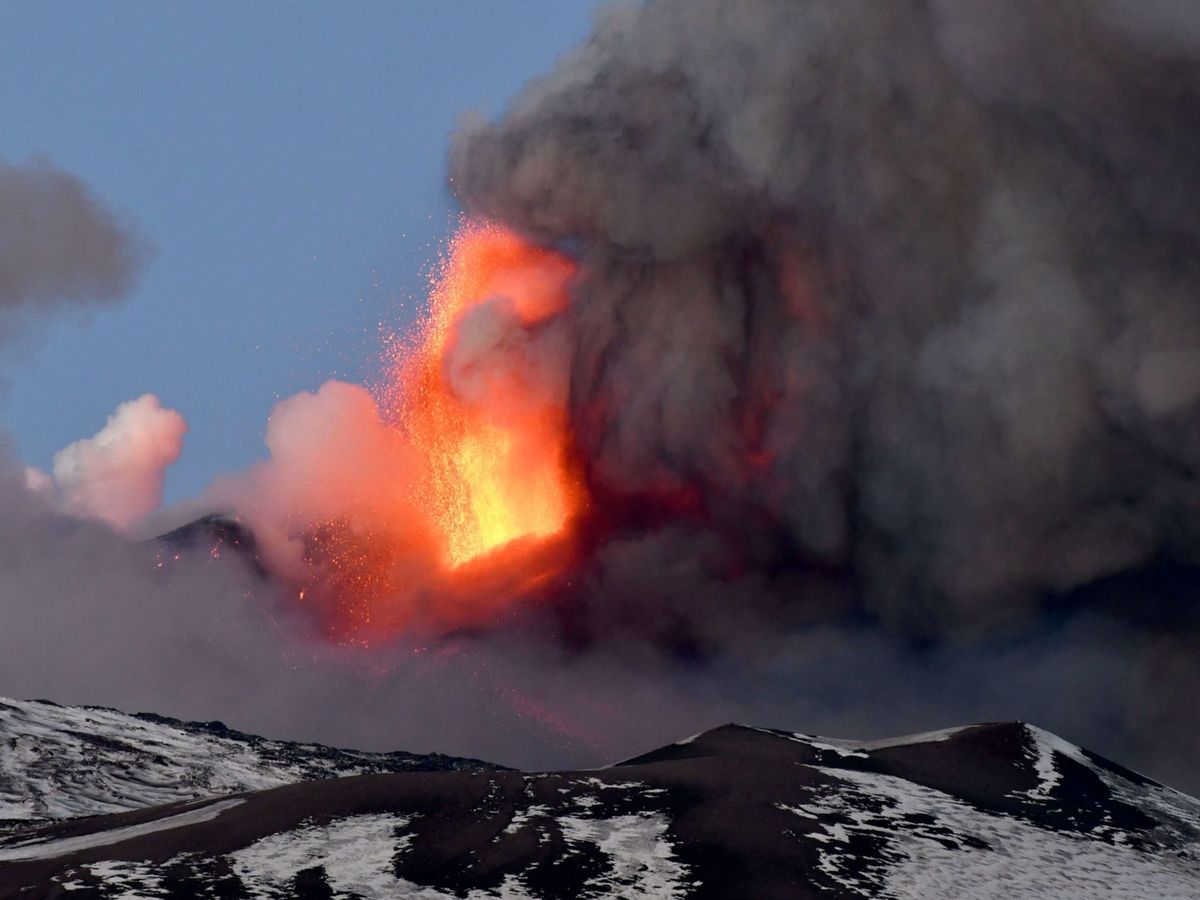 Foto:  El volcán Etna, situado en Sicilia (sur de Italia), ha entrado este martes en erupción. (EFE) 