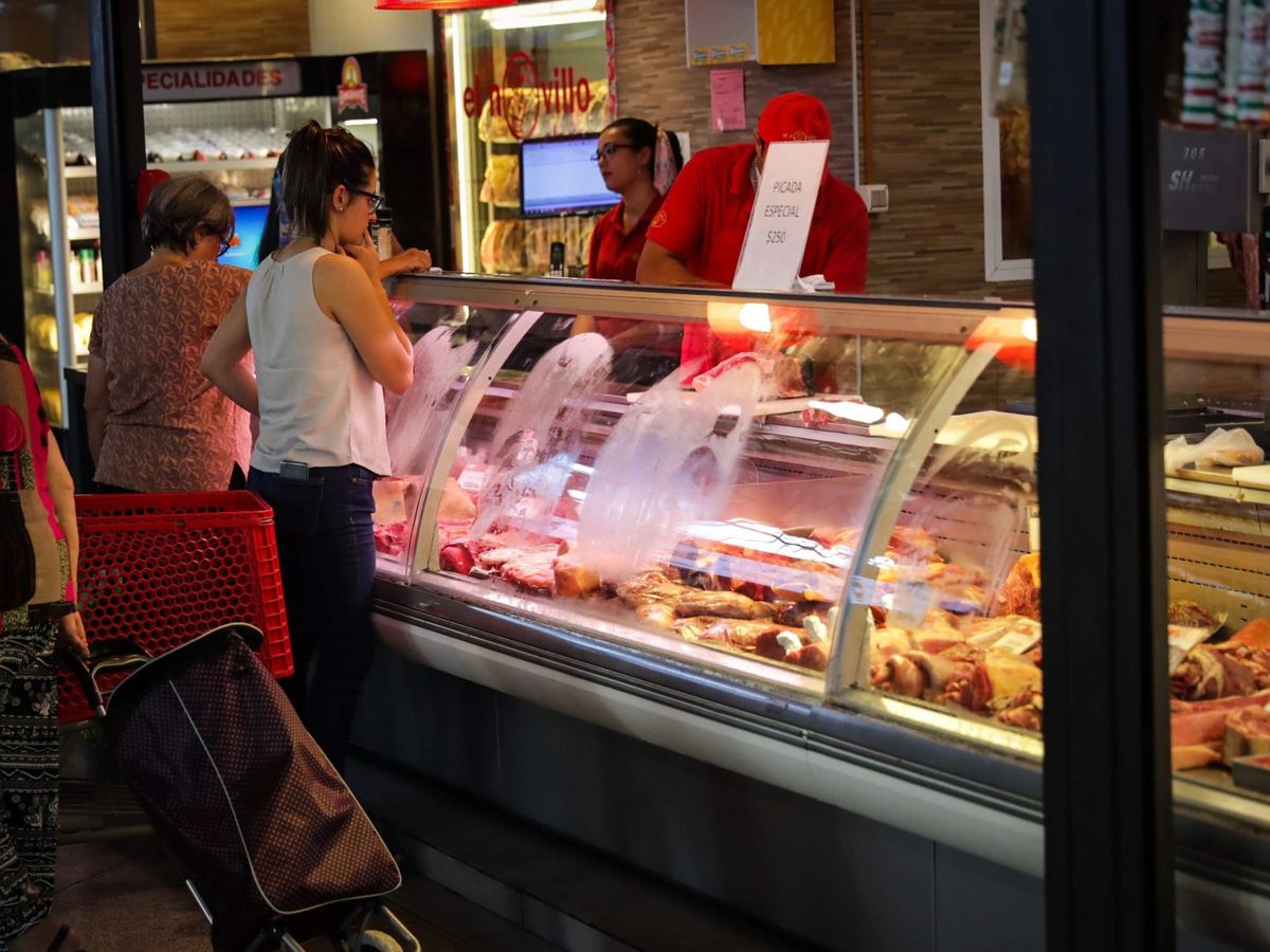 Foto: Clientes compran carne en una carnicería. (EFE/Federico Anfitti)