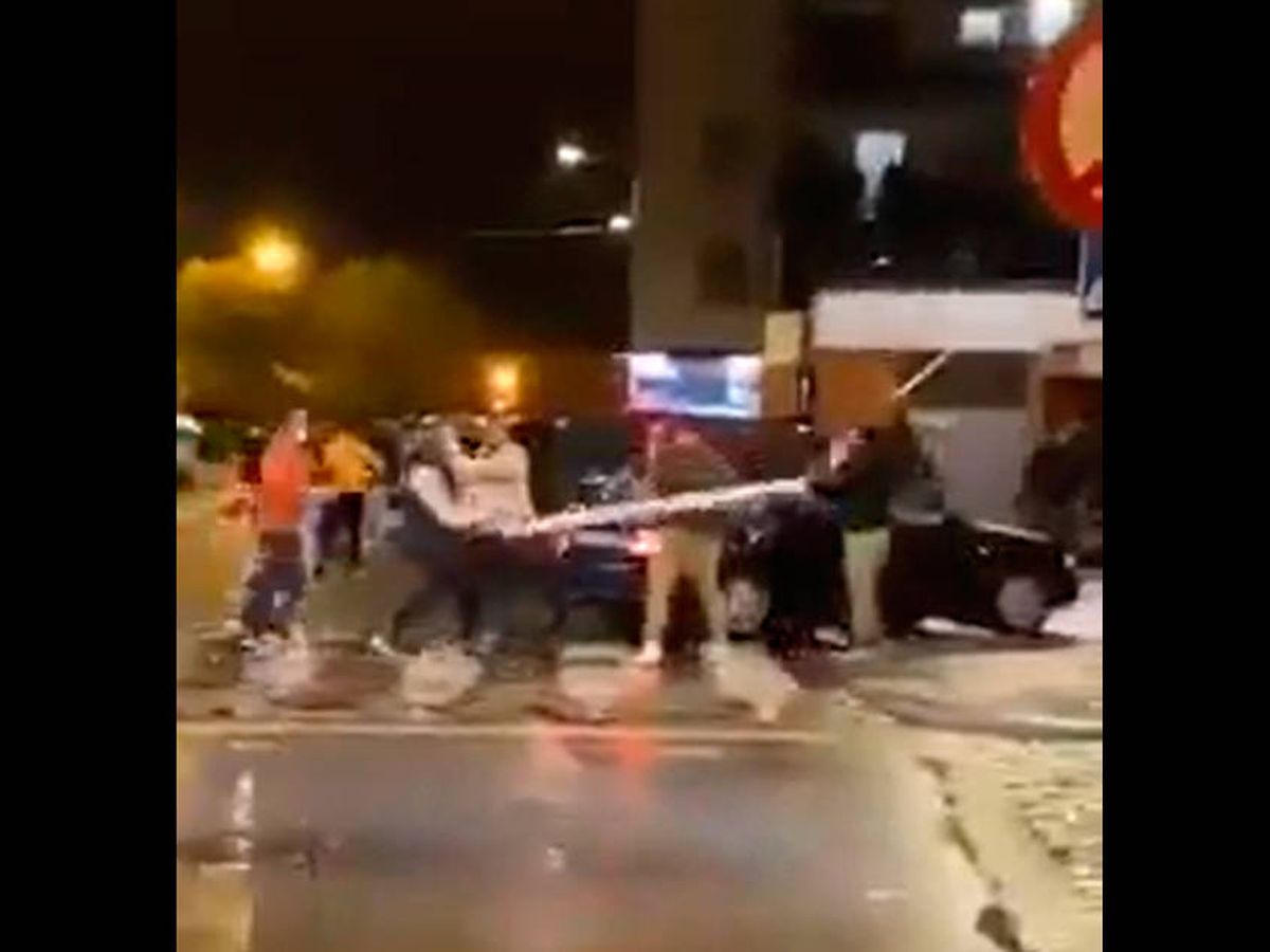 Foto: Los dos grupos de personas se pegaron en plena calle (Twitter)