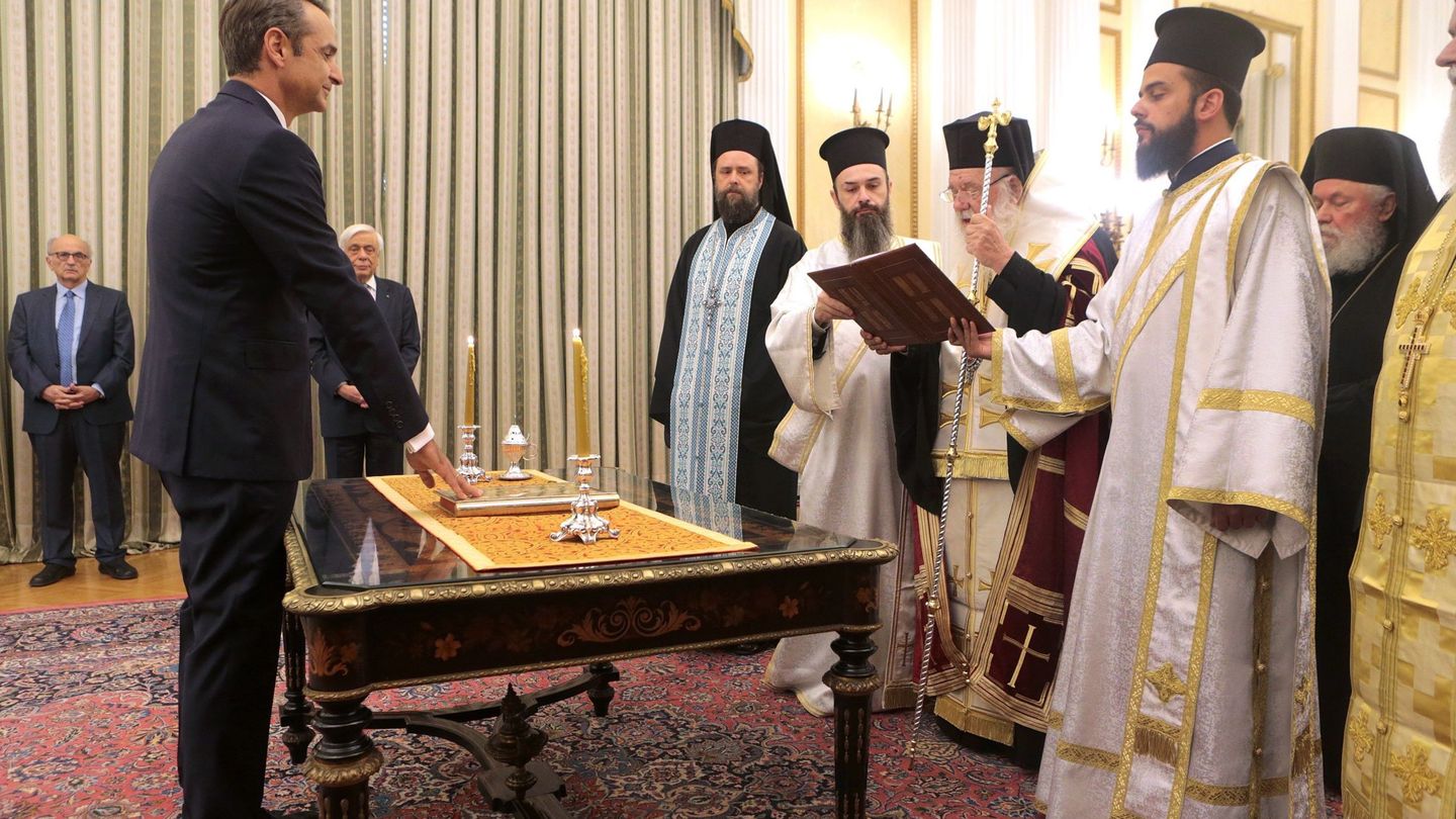 El líder de Nueva Democracia y ganador de las elecciones griegas, Kyriakos Mitsotakis, jura el cargo ante las autoridades religiosas. (Reuters)