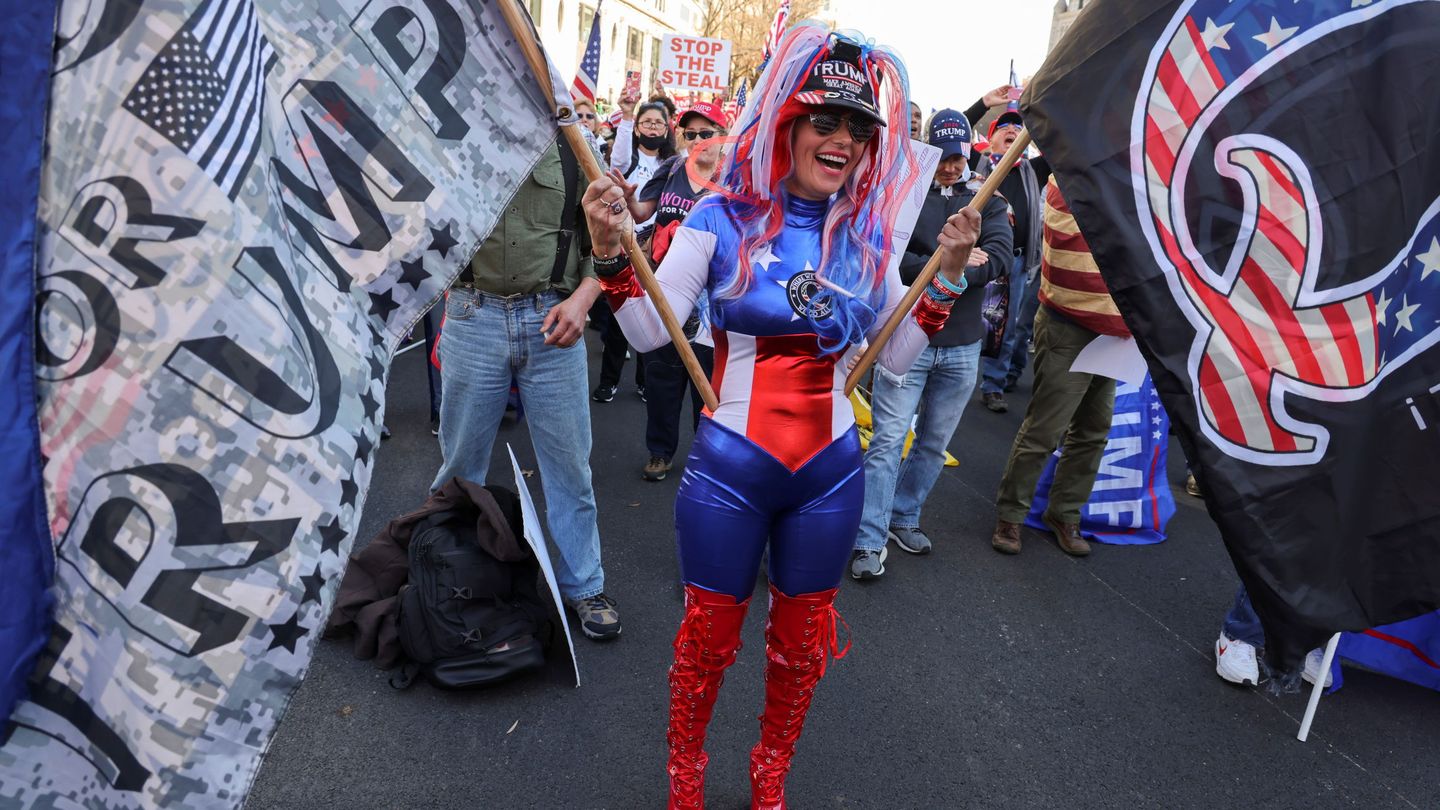 Una partidaria de la teoría conspiratoria QAnon, durante una marcha trumpista contra los resultados electorales. (Foto: Reuters)