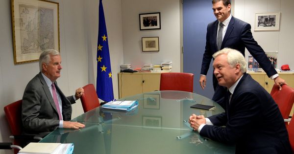Foto: Michel Barnier y David Davis, jefes negociadores de la UE y Reino Unido, en Bruselas. (Reuters)