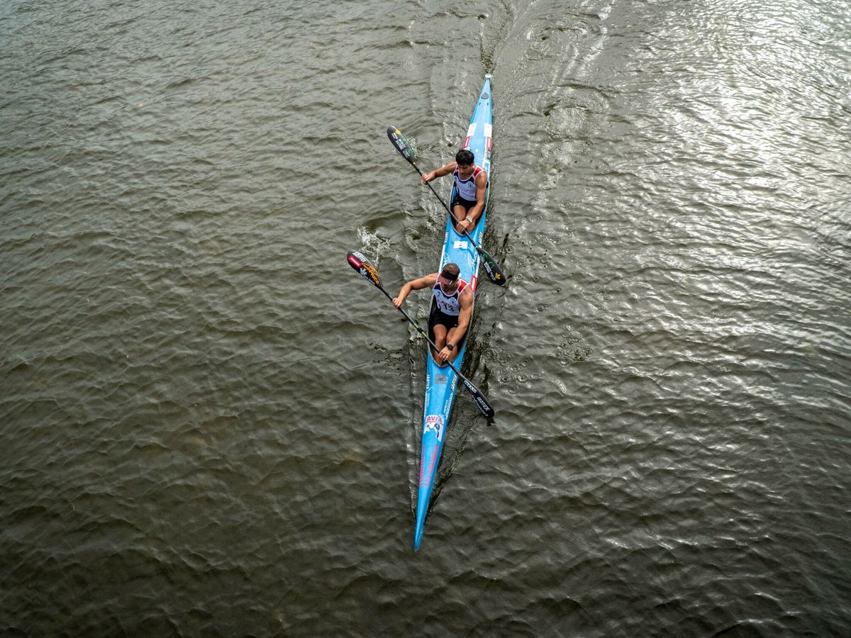 Foto: Foto de archivo de dos piragüistas en el río Deva. (EFE/Román G. Aguilera)