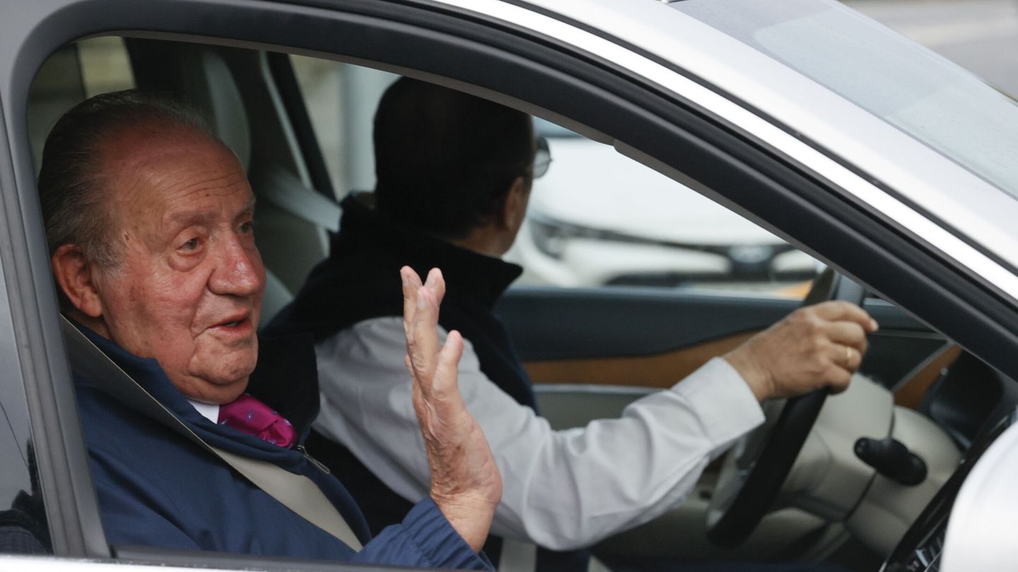 El rey Juan Carlos saluda a la prensa en Sanxenxo. (EFE/Lavandeira Jr) 