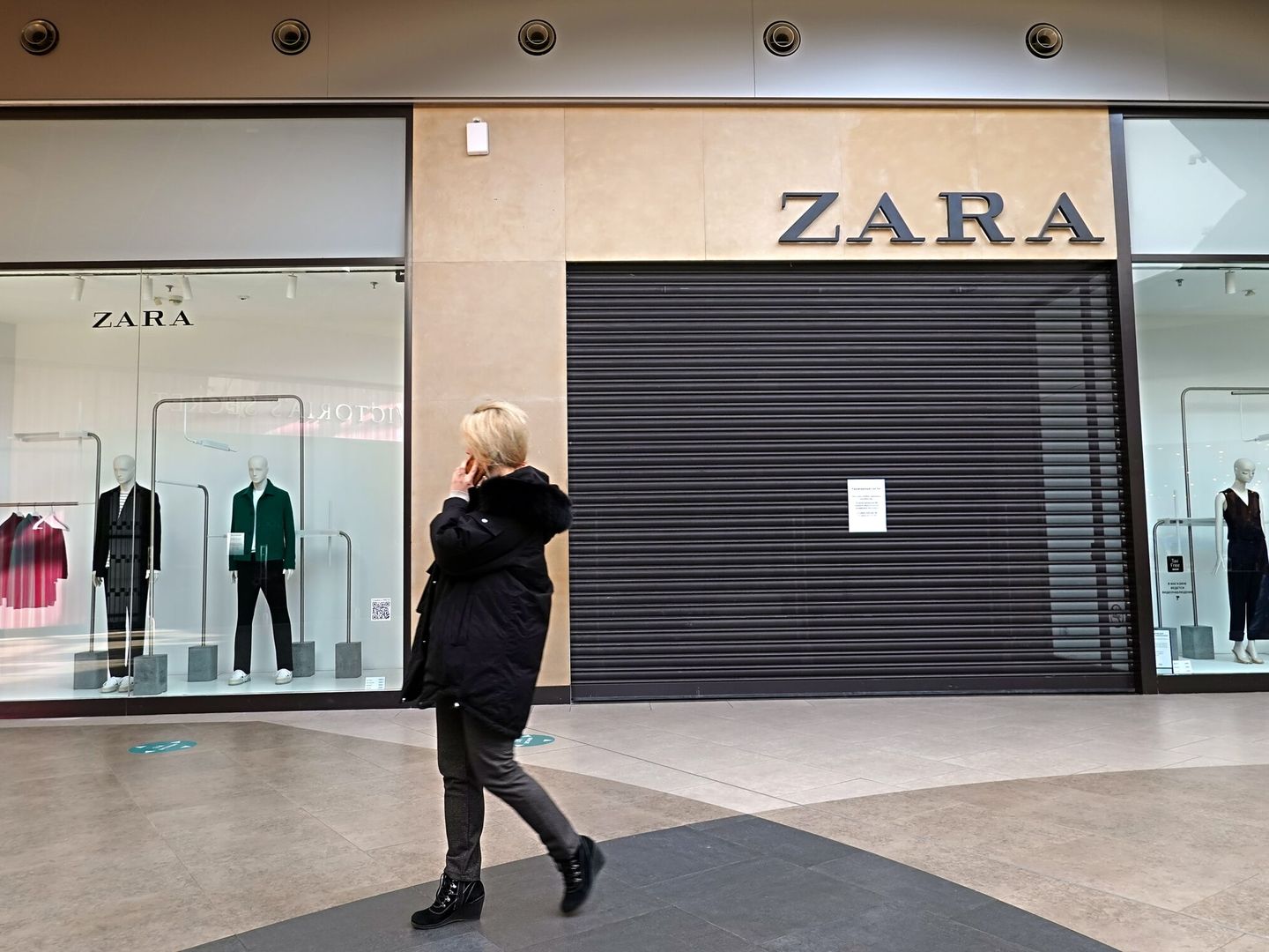 Una tienda de Zara (Inditex) cerrada en Rusia tras la invasión a Ucrania. (EFE EPA MAXIM SHIPENKOV)