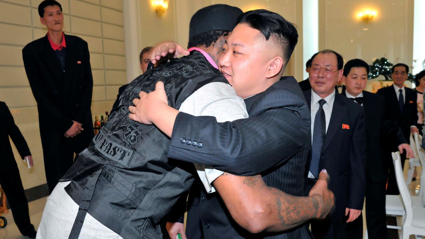Dennis Rodman abraza a Kim Jong-Un. (Reuters)