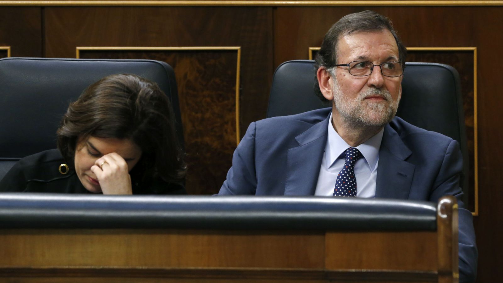 Foto: El presidente del Gobierno en funciones, Mariano Rajoy, junto a la vicepresidenta, Soraya Sáenz de Santamaría. (Efe) 