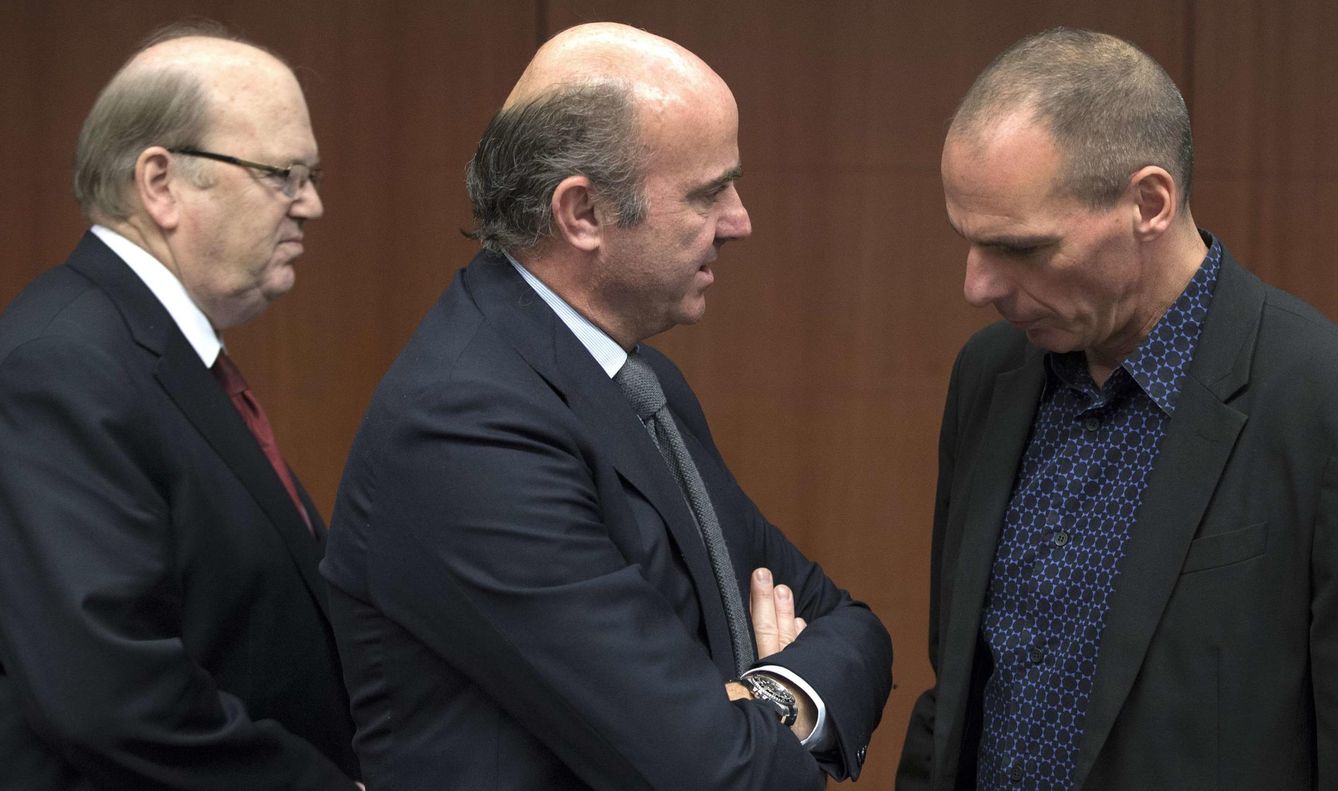 El ministro Luis de Guindos charla con Varufakis en el último Eurogrupo (Reuters).