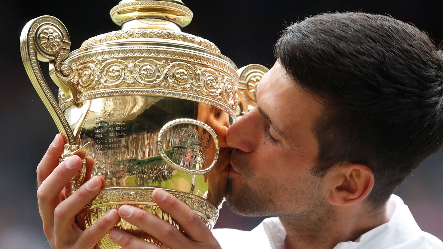 Novak Djokovic celebra su triunfo en Wimbledon. (REUTERS)