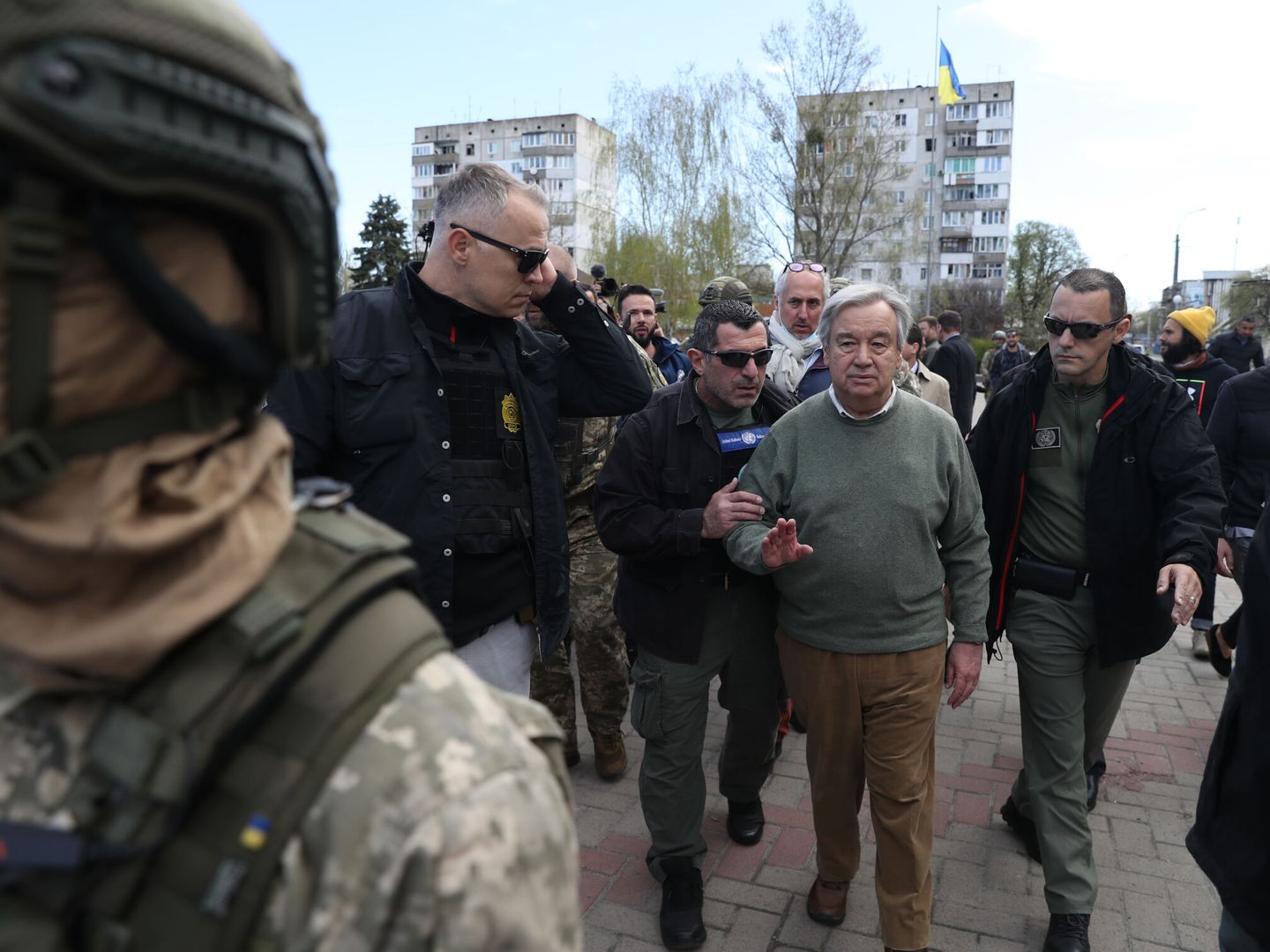 El secretario general de la ONU, António Guterres (c), hoy en su visita a la ciudad de Borodianka. (EFE/ Miguel Gutiérrez) 