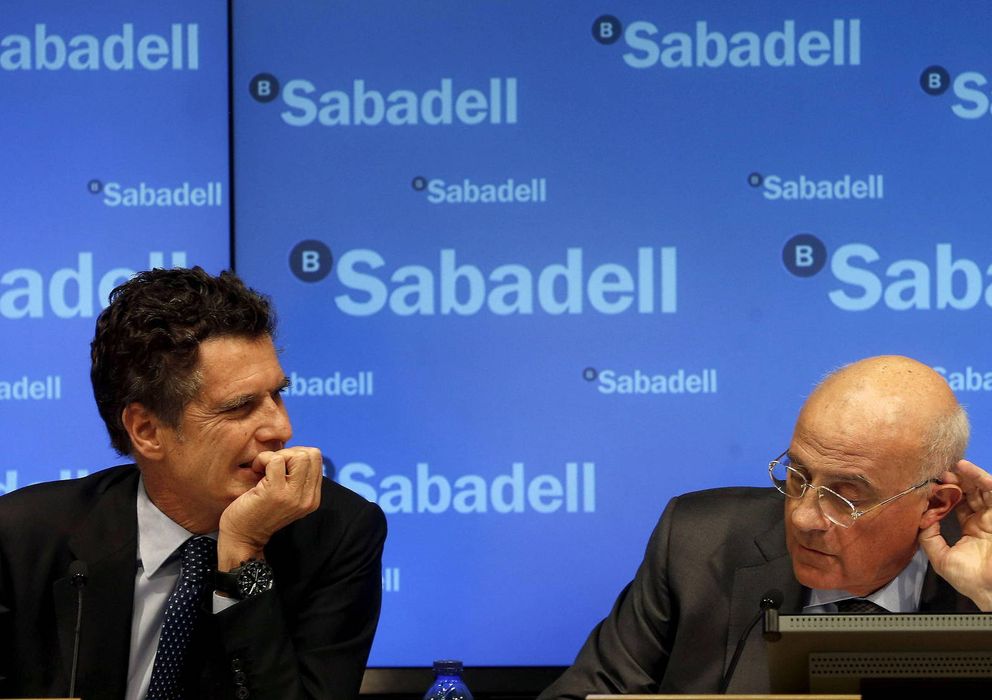 Foto:  El presidente del Banco Sabadell, Josep Oliu (d), y el consejero delegado, Jaume Guardiola. / EFE