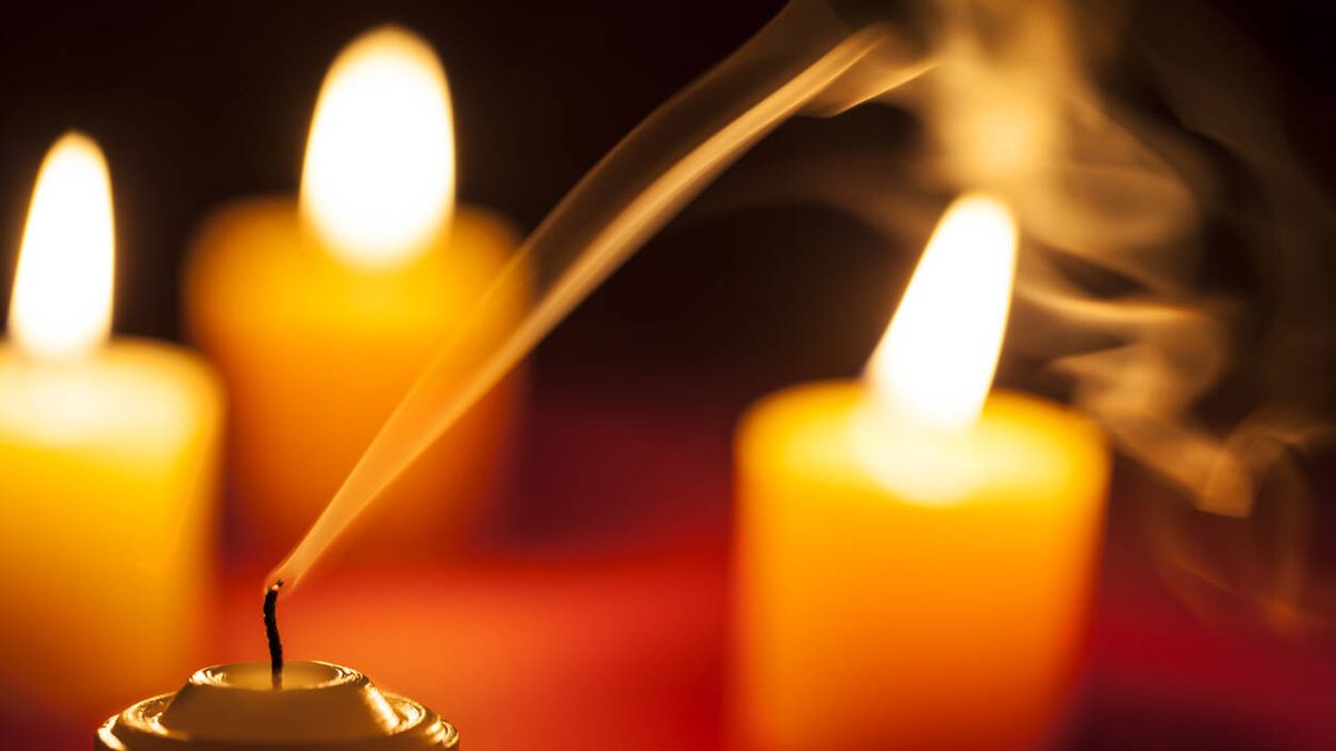 Una mujer enseña a encender velas con su propio humo y se vuelve viral