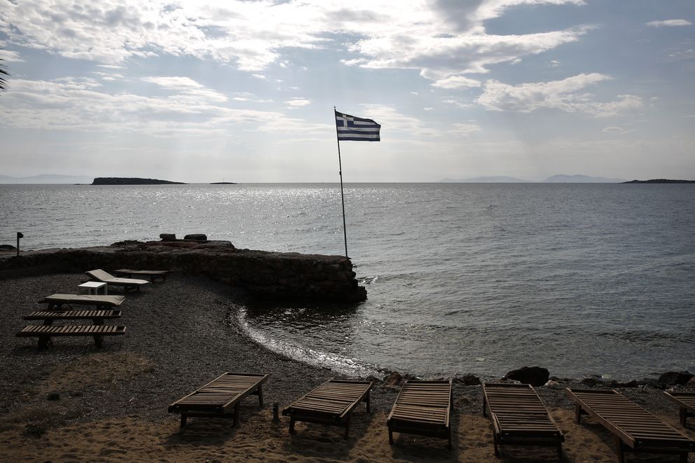 Una bandera griega en la playa de Voula, al sureste de Atenas (Reuters).